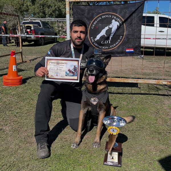 Encarnaceno brilla en torneo internacional k9 y sube al podio junto a su fiel compañero "Ciro"
