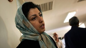 La vida de Narges Mohammadi, nobel iraní, "pende de un hilo" en cuidados intensivos en Teherán