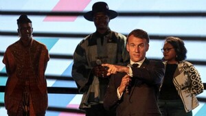 Video: Con visible enojo, Macron interrumpe la cumbre francoafricana para pedir silencio al ruidoso público