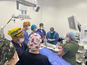 Médicos extraen paladar incrustado desde hace 12 años en bronquio de paciente - trece
