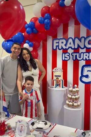 Miguel Almirón celebró por adelantado el cumple de Francesco ya en “Modo Albirroja” - Gente - ABC Color