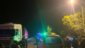 Choque frontal entre un camión de gran porte y un automóvil deja tres fallecidos en Guairá