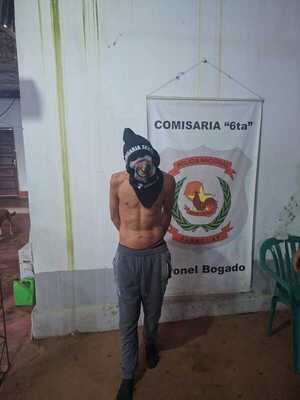 Hombre en aparente estado de ebriedad es aprehendido tras violento episodio contra sus padres y hermana