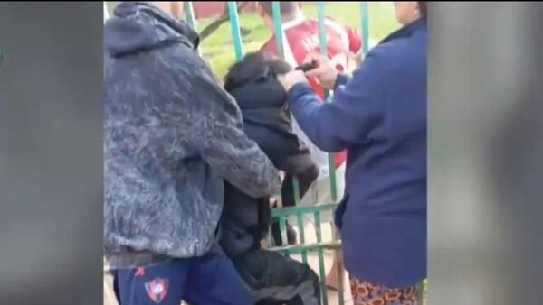 Vecinos ataron por un portón a un hombre que quiso robar con cuchillo