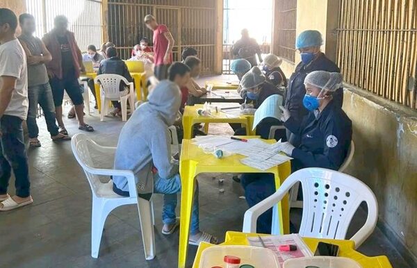 Realizan pruebas médicas masivas en la cárcel de Concepción para detección temprana de tuberculosis
