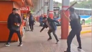 Video: Choferes se amenazaron con palo y arma blanca en la Estación de Buses