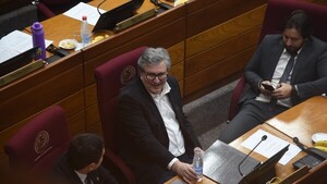 Senadores opositores exigen investigar esquema de títulos falsos, tras caso Rivas
