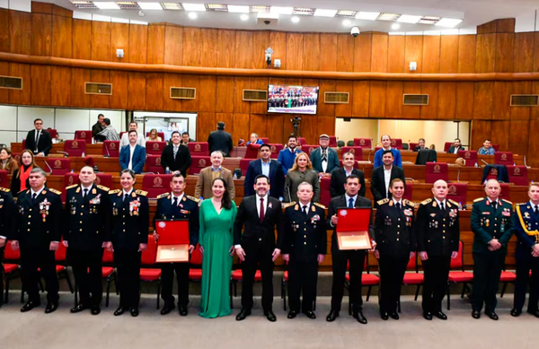 Reconocen a dos héroes de la tragedia del Ycuá Bolaños